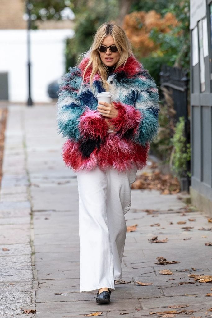 Sienna Miller en Notting Hill con abrigo de Desigual, 2025.