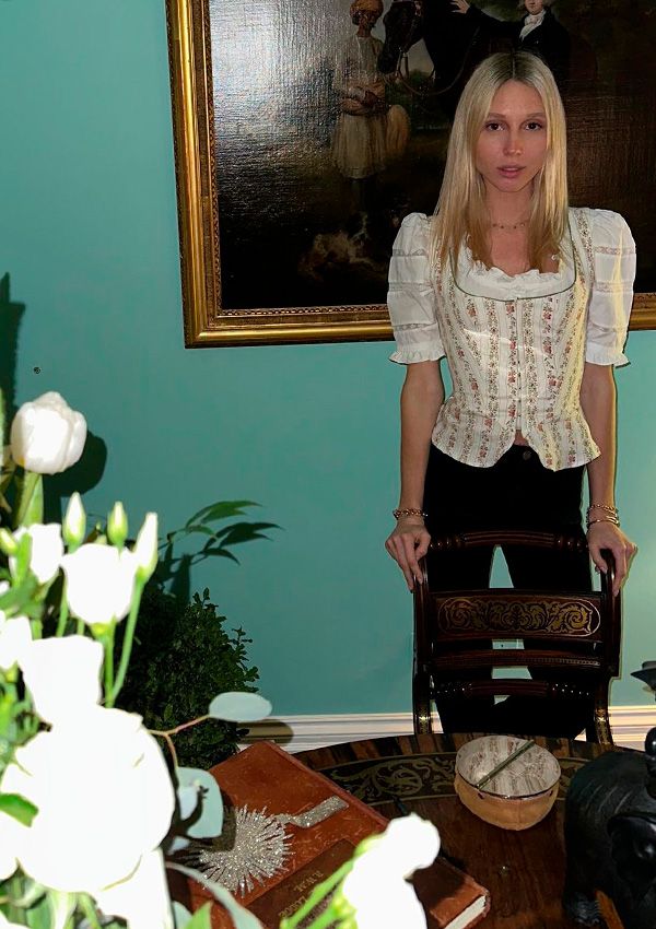 Olympia de Grecia con blusa y corsé