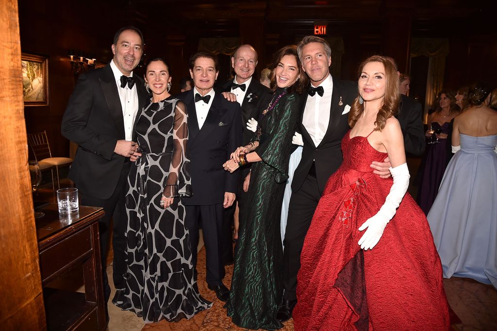 Esta es la imagen de los dos juntos durante una fiesta en Nueva York en diciembre de 2024. En la imagen están con miembros de la realeza de Yugoslavia.