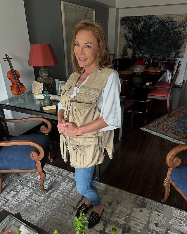 Hasta hace unos días, Laura Flores presumía que el periodista le había prestado su chaleco de reportero