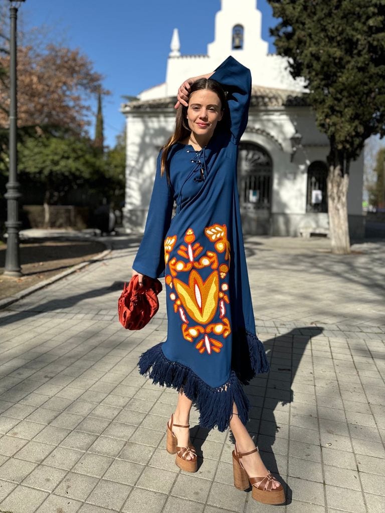 Isa Hernáez lleva look de invitada compuesto por vestido, de Paula: sandalias, de Christian Louboutin, y bolso, de Laia Alen. 