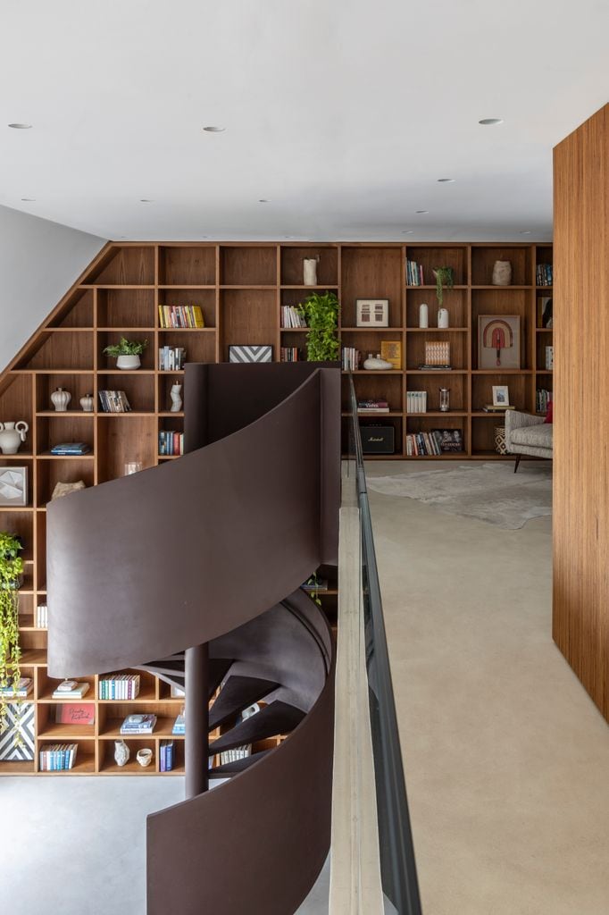 Estantería de madera que recorre la pared