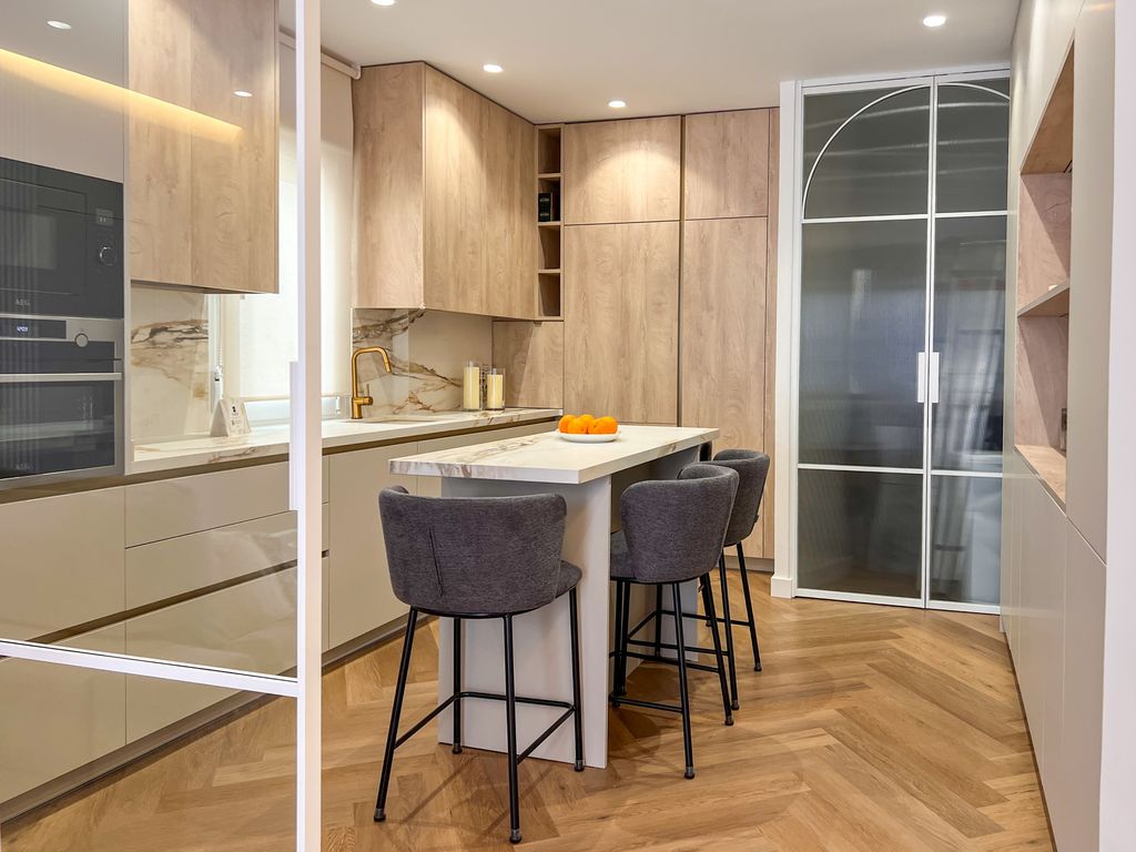 Cocina cerrada con cerramiento.
