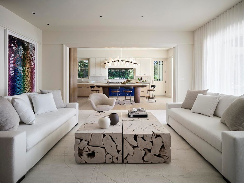 Salón con dos sofás enfrentados y mesa de centro de troncos de madera