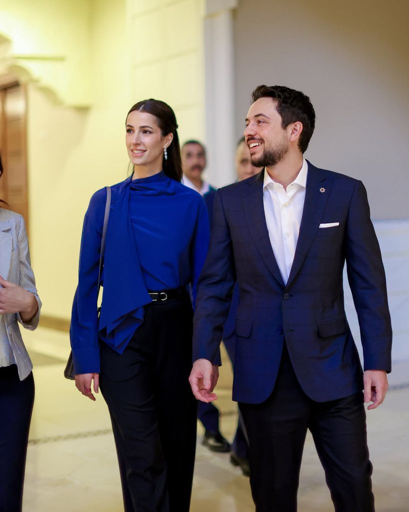 Rajwa de Jordania con su marido Al Hussein bin Abdullah II en el Tawasol Forum, 2026.