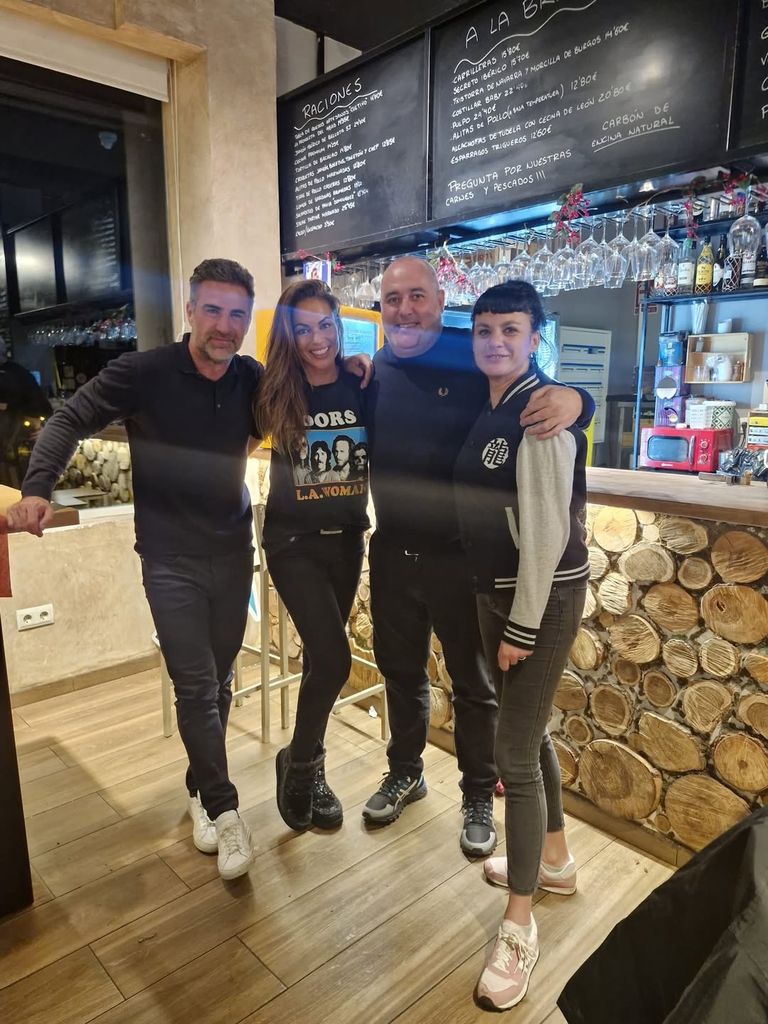 Lara Álvarez con su expareja Perico, en un restaurante de Madrid