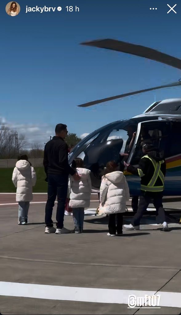 La familia de Jacky y Martín abordó el helicóptero para el paseo. 