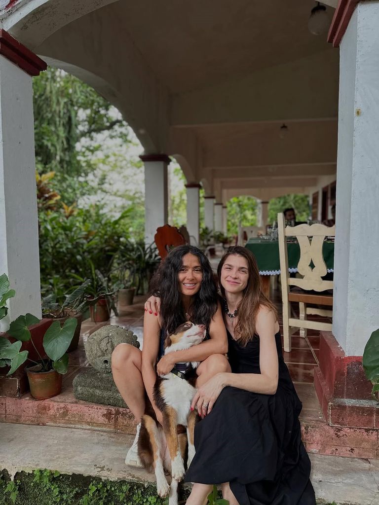 Salma e Irene posaron con un perrito.