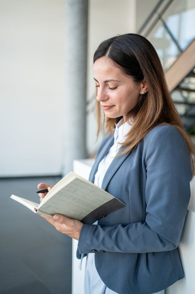 mujer apuntando libreta