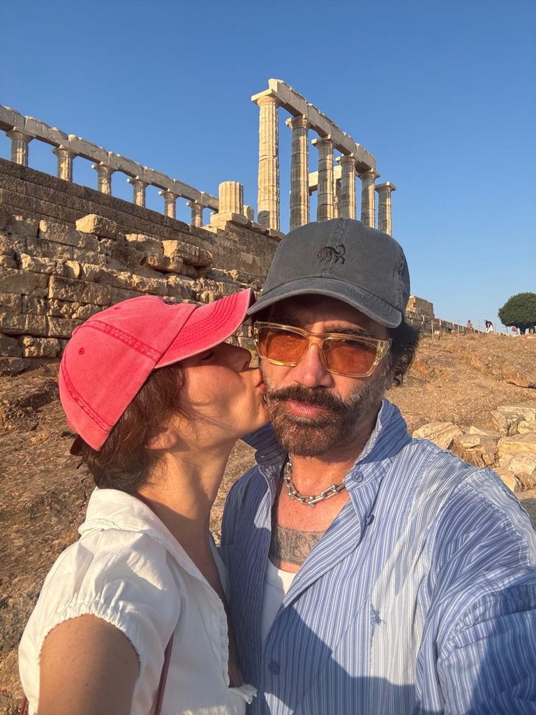 A su paso por Atenas, Alejandro y Karla dejaron ver lo felices y enamorados que están.