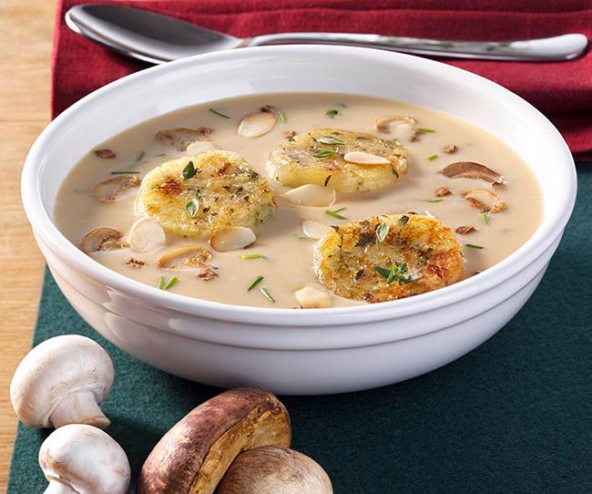 Sopa de crema de champiñones con albóndigas-crutons