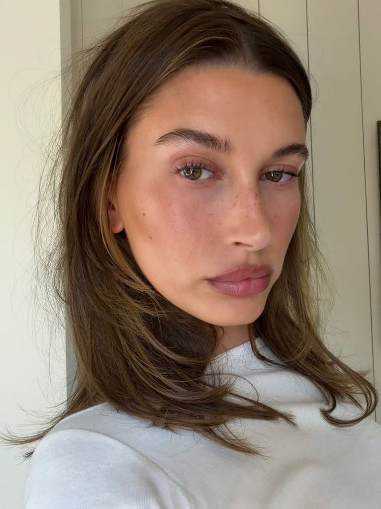 Hailey también agrega pequeñas manchitas para crear este efecto pecoso natural.