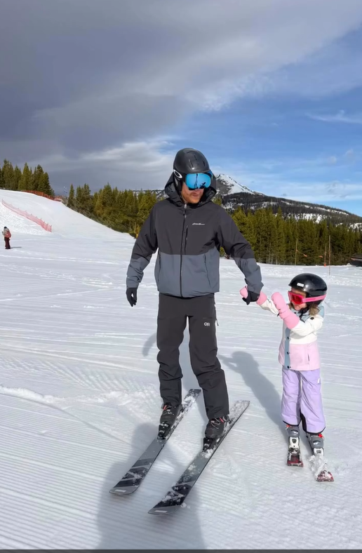 El príncipe Harry y su hija Lilibet esquiando