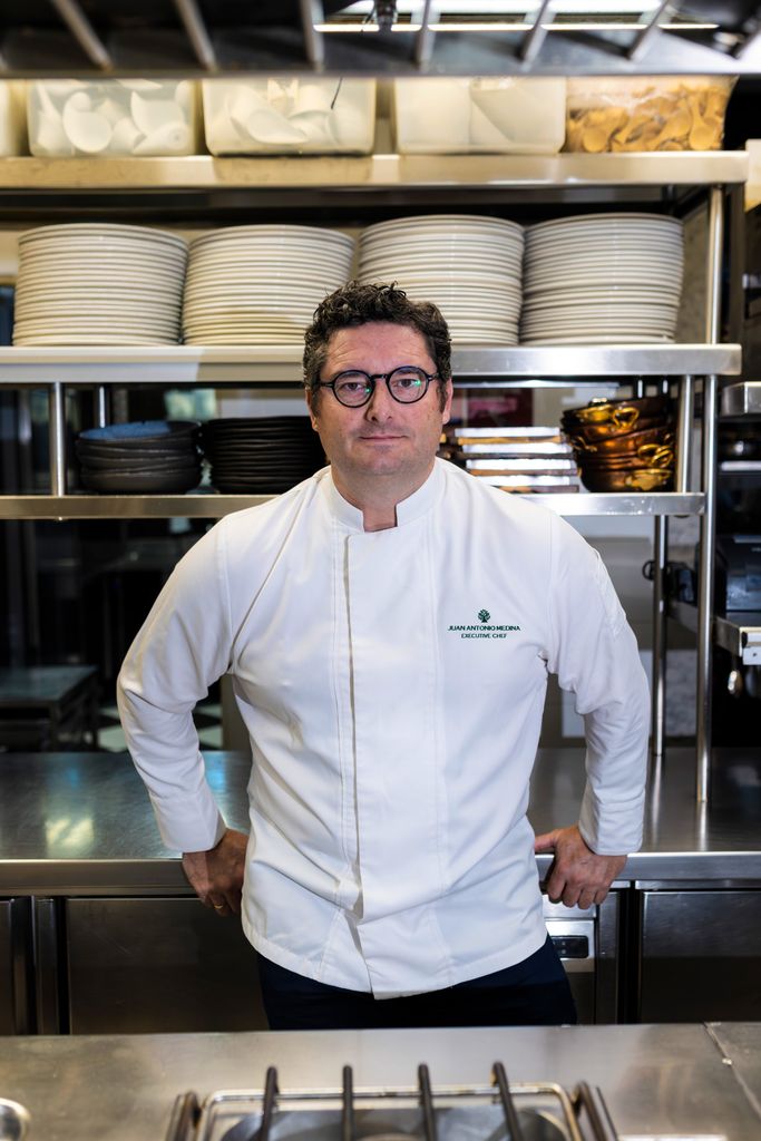 Juan Antonio Medina, con una larga trayectoria en el mundo de la cocina profesional, es el chef ejecutivo del Grupo MABEL Hospitality.