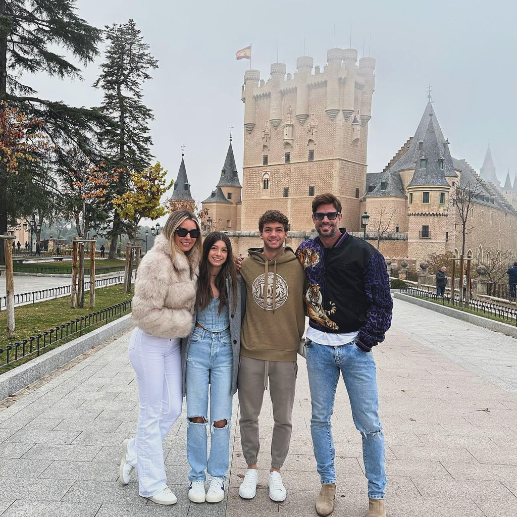 Elizabeth Gutiérrez, Kailey, Christopher y William Levy en España