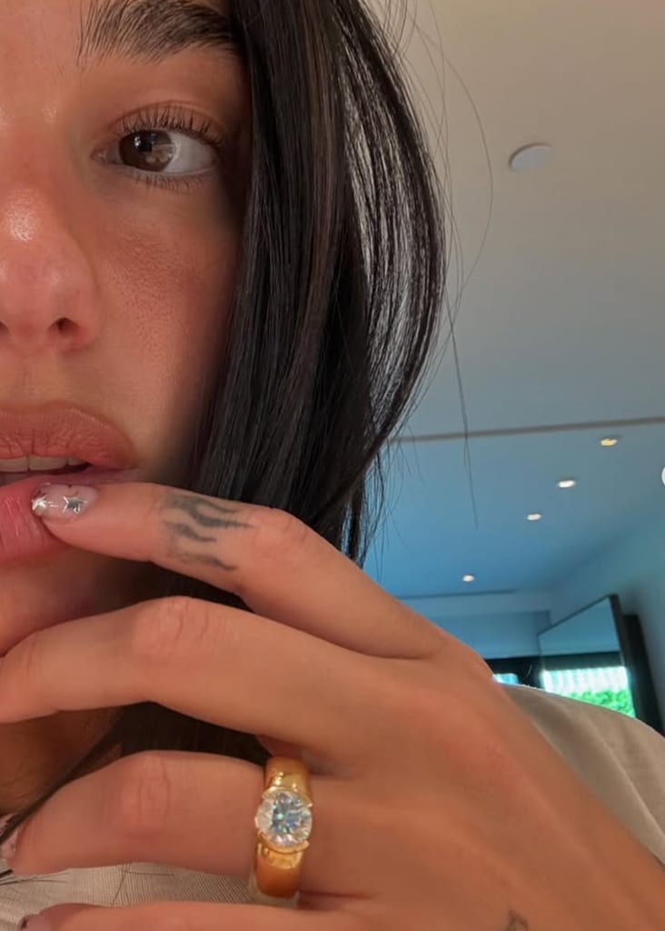 Dua Lipa presume su anillo de compromiso en sus redes sociales.
