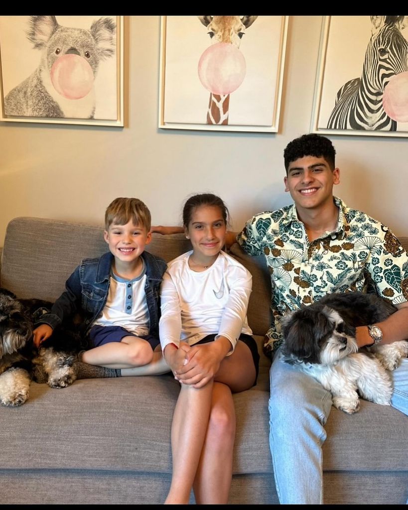 Los hijos de Roselyn Sánchez con su primo 'Kike'.