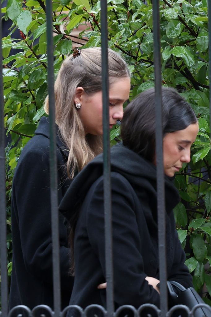 Irene Urdangarin y Victoria Federica Marichalar en el responso de Irene de Grecia en madrid.