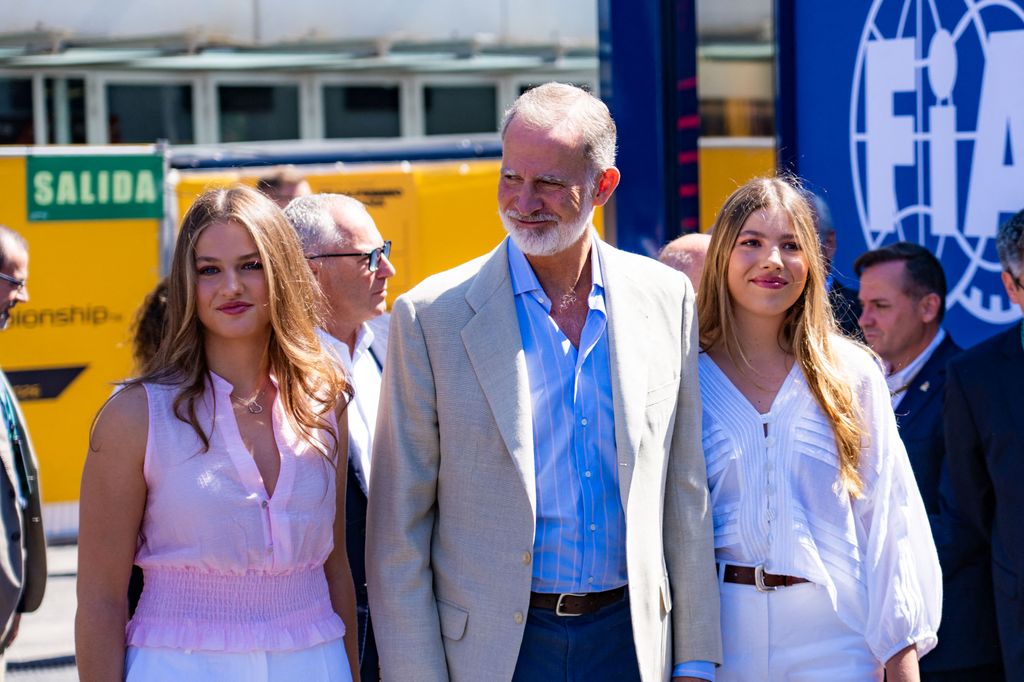 La familia disfruta de un día soleado en la carrera.