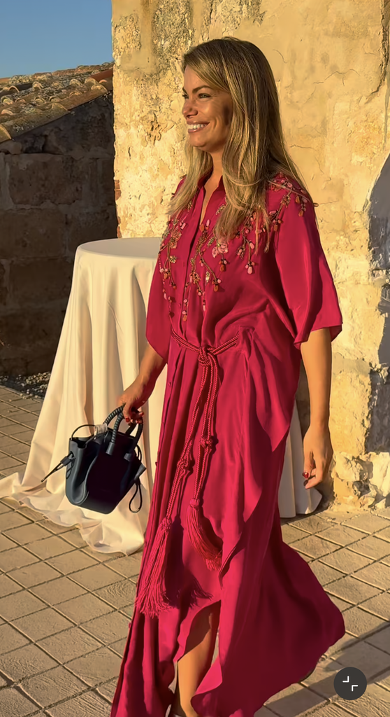 Carla Goyanes con vestido de invitada de Philippa 1970, la firma de Sassa de Osma, en una boda en Menorca, 2026.