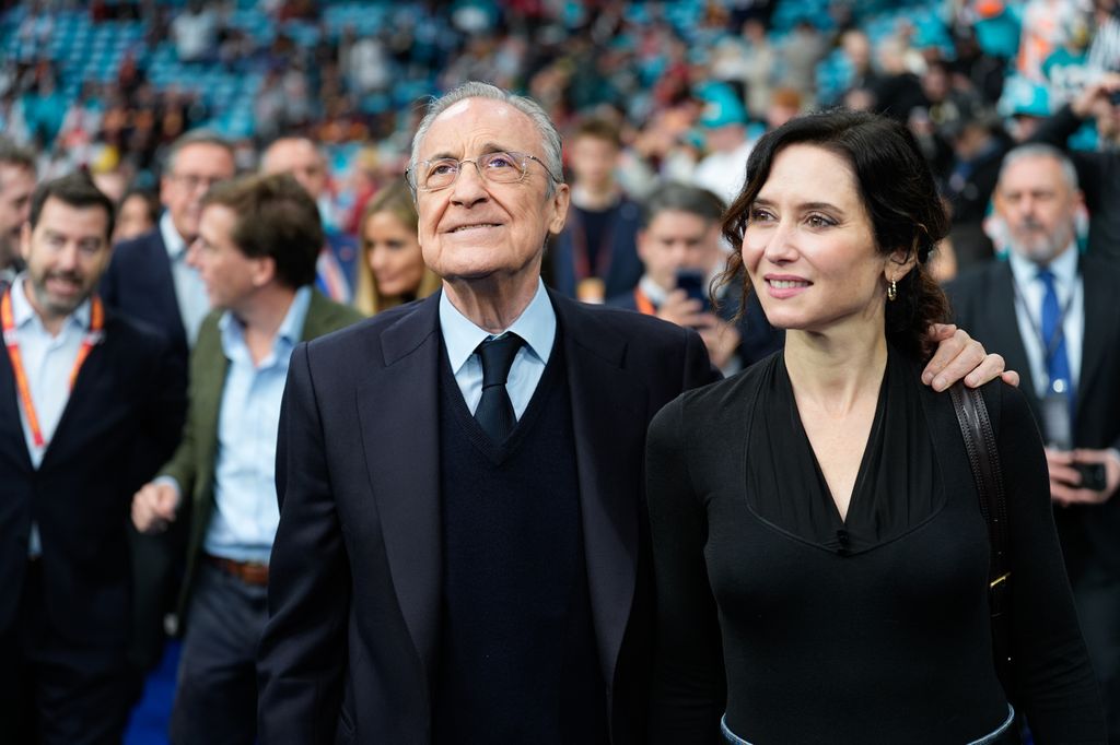 Isabel Díaz Ayudo en el partido de la NFL en el estadio Santiago Bernabéu, Madrid, 2025.