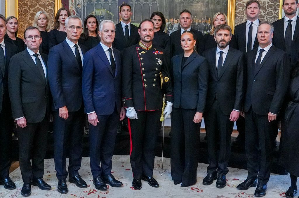El rey Haakon VII de Noruega y la princesa heredera Ingrid Alexandra con miembros del gobierno, incluido el primer ministro, tras una reunión extraordinaria del Consejo de Ministros en el Palacio Real de Oslo el 28 de agosto de 2026.