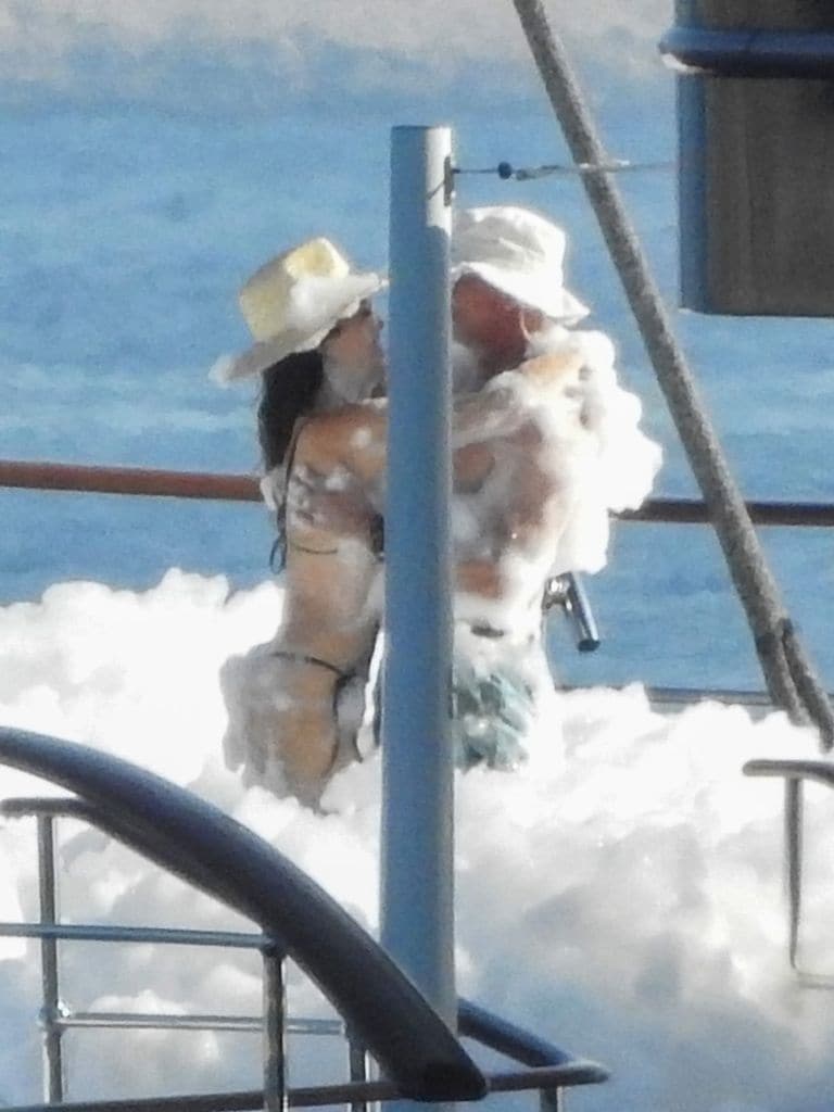 Jeff Bezos y Lauren Sanchez se mostraron muy felices y enamorados durante la fiesta.