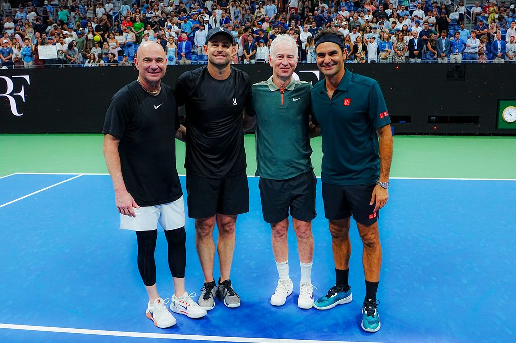 Roger Federer posa junto a John McEnroe, Andy Roddick y Andre Agassi en una noche que reunió sobre la pista a cuatro grandes nombres de la historia del tenis
