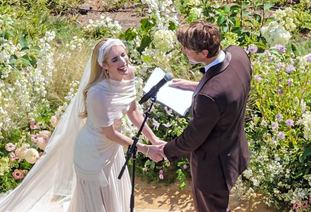 Emma Roberts y Cody John irradiaron felicidad durante su boda en Sun Valley, Idaho.