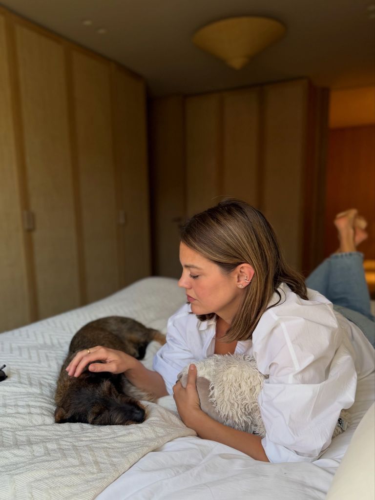 Isabelle Junot con look de diario de camisa blanca y vaqueros