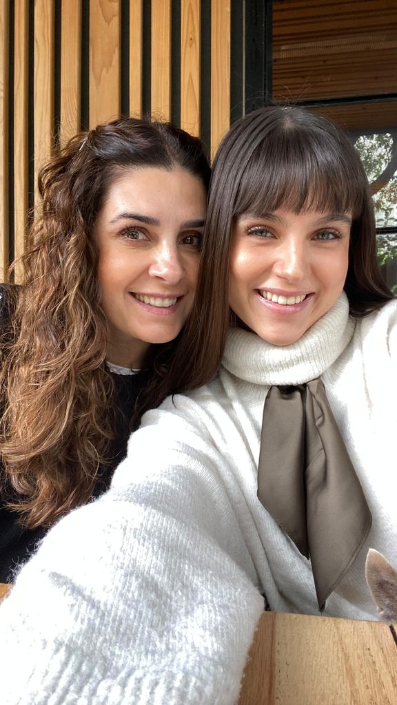 Mayrín Villanueva y su hija, Romina Poza