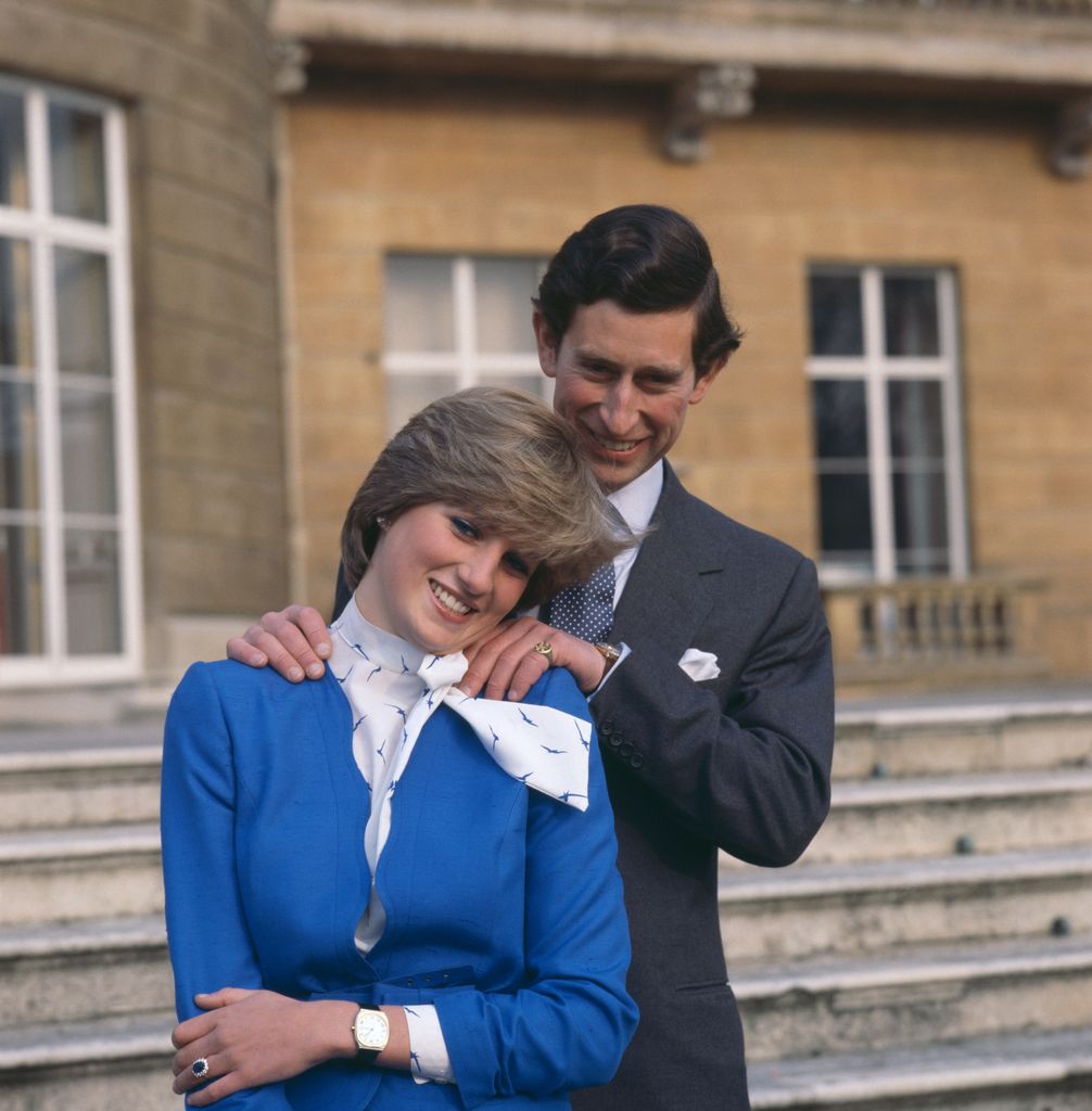 Compromiso entre la princesa Diana y el príncipe Carlos.