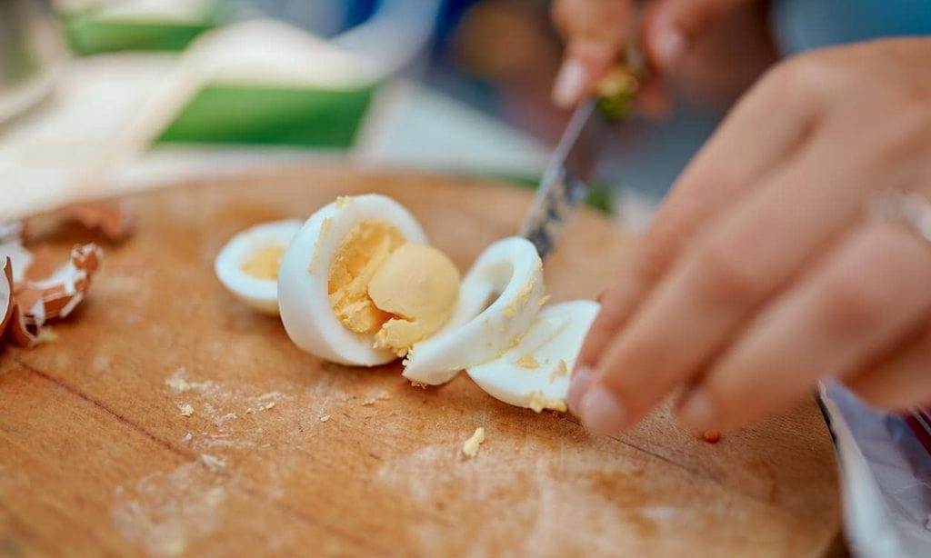 Corte de huevos cocidos