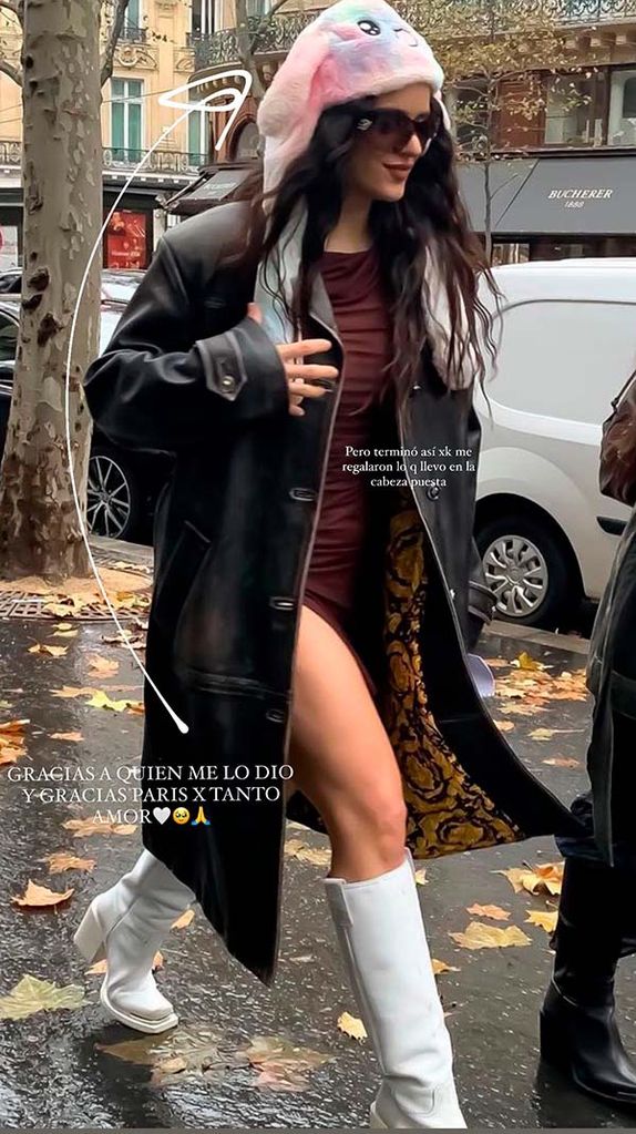 Rosalía con minivestido y botas blancas