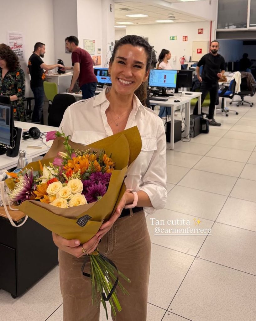 Carmen Ferrero, con su ramo de flores en la despedida