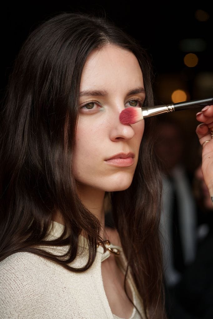 Modelo en el backstage de Gabriela Hearst