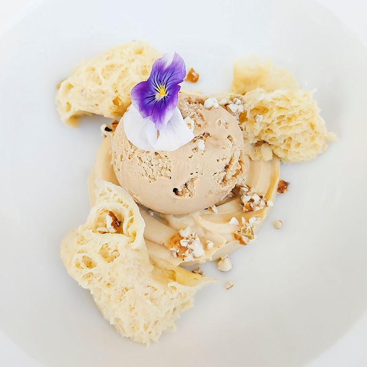 Parador de El Saler con Cremoso de espárragos blancos, bizcocho de chufa y helado de almendra, plato de la cocina mediterránea 