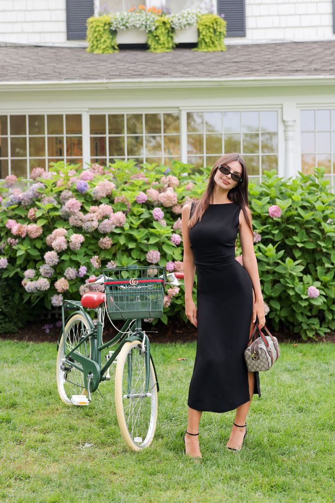 Emily Ratajkowski en Los Hamptons en la presentación de la nueva campaña de Gucci