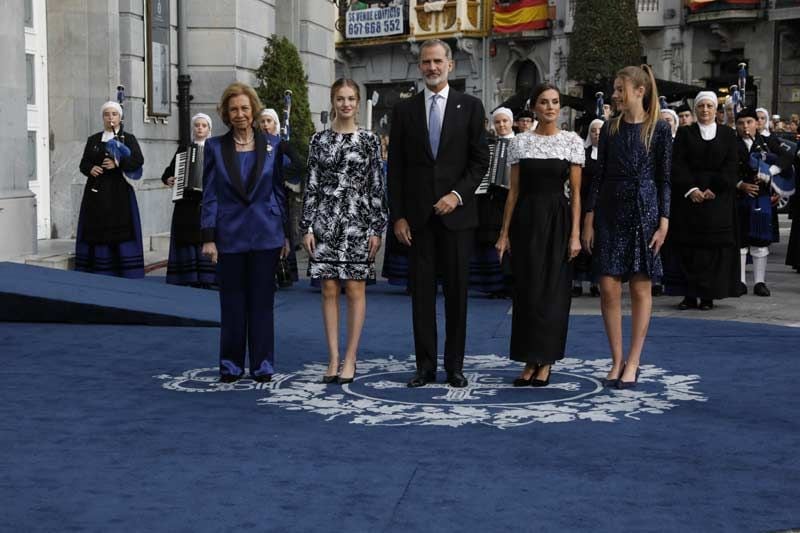 Los Reyes, la princesa y la Infanta con doña Sofía
