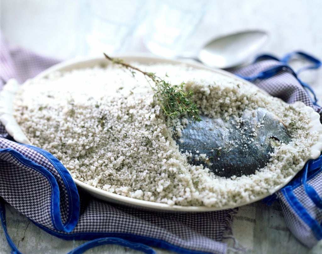No hace falta añadirle nada a la sal, pero si la mezclas con especias o hierbas le aportarás un toque diferente de aroma y sabor.