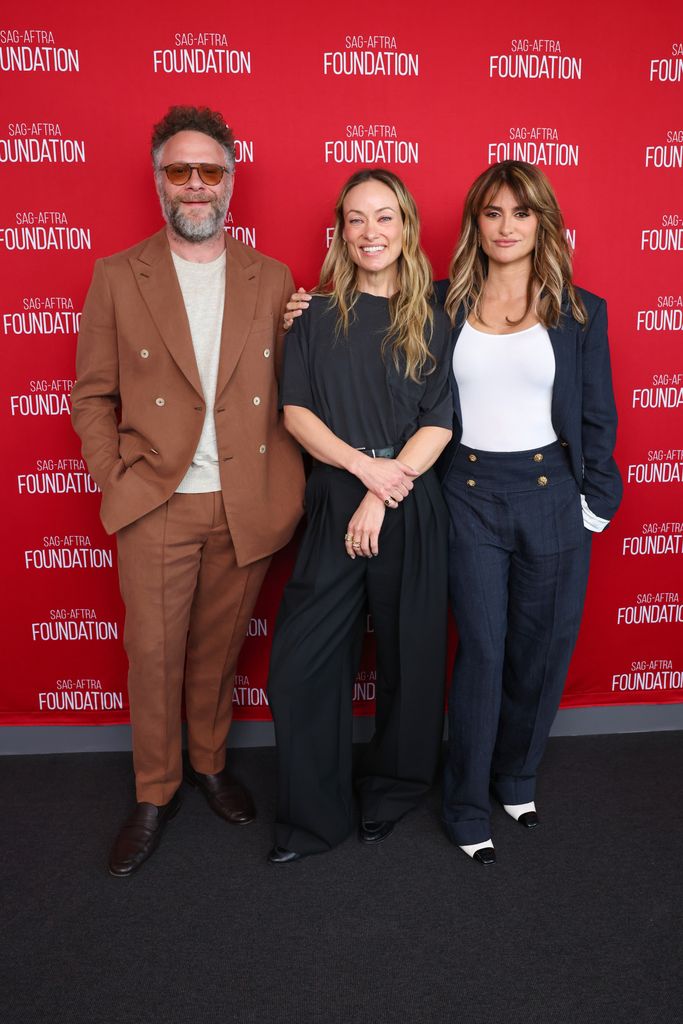Penélope Cruz con pantalones efecto piernas infinitas