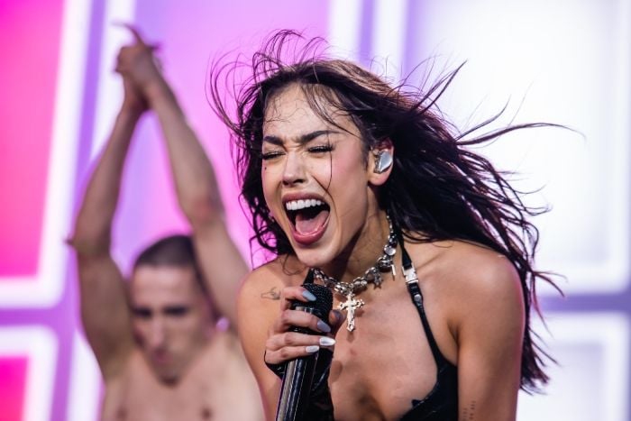 Danna rompió a llorar sobre el escenario durante un concierto en un festival en Monterrey, México