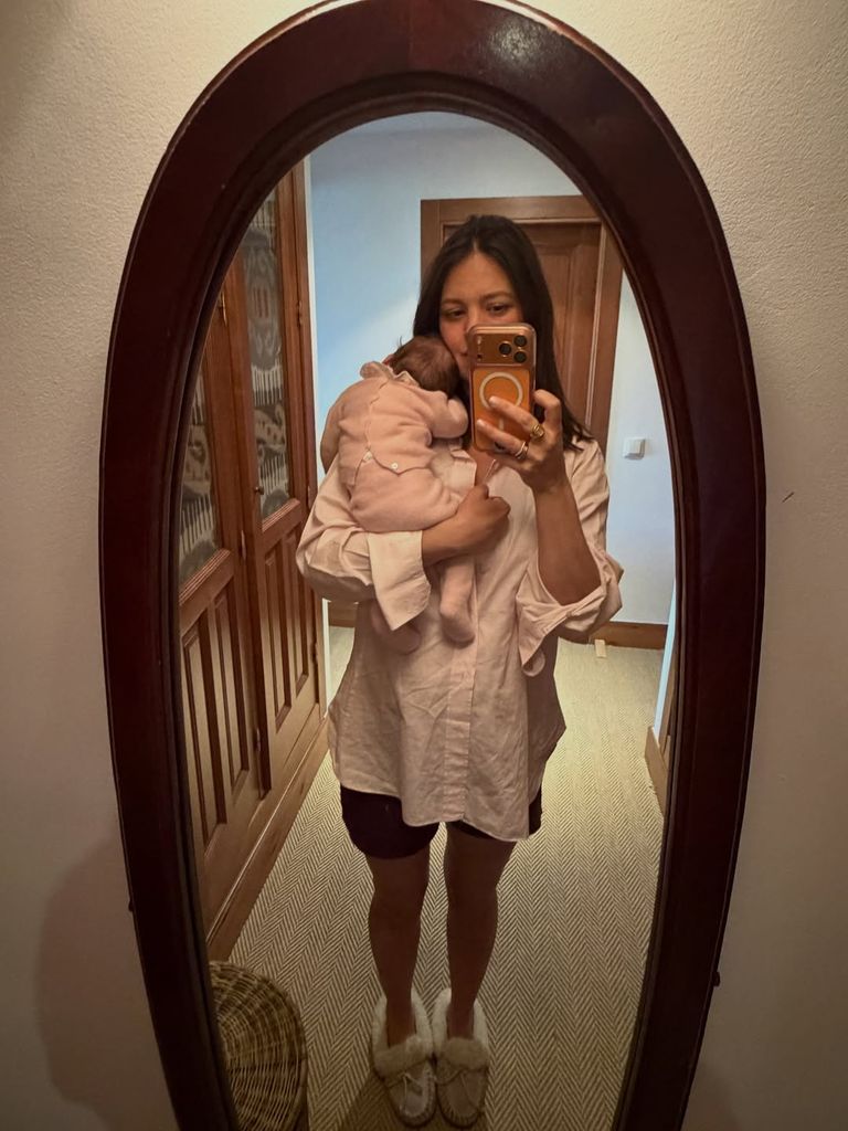 Isabelle Junot con su hija pequeña en brazos