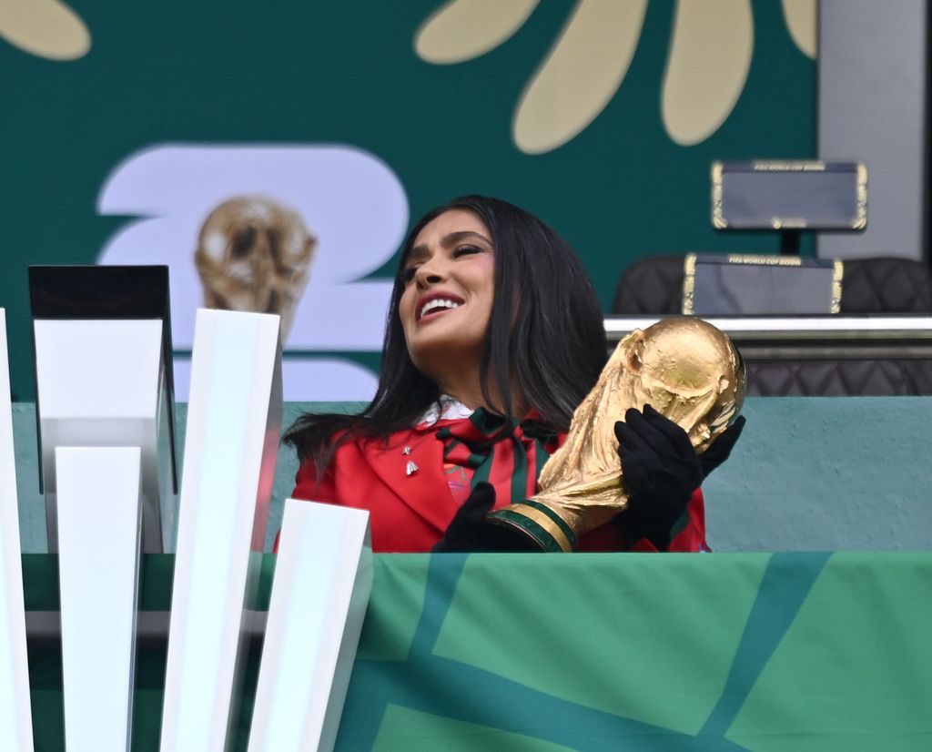 Salma Hayek tuvo en sus manos la codiciada Copa del Mundo.
