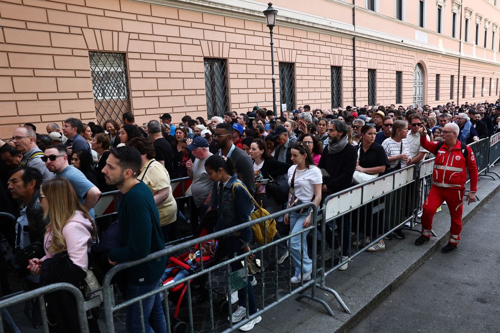 El Vaticano confirmó más de 61 mil personas que hicieron fila para despedirse del Papa Francisco 