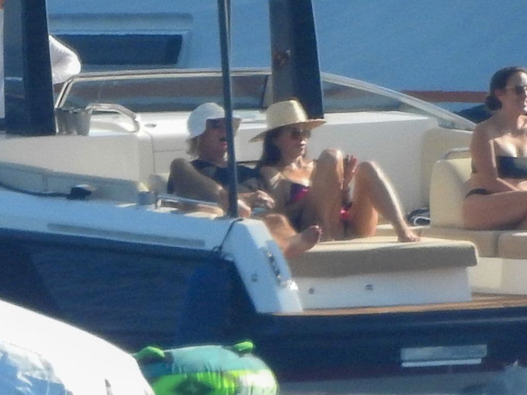 Jeff Bezos, Lauren Sanchez y sus invitados tuvieron a su disposición también un pequeño bote para transportarse de la playa al Koru.