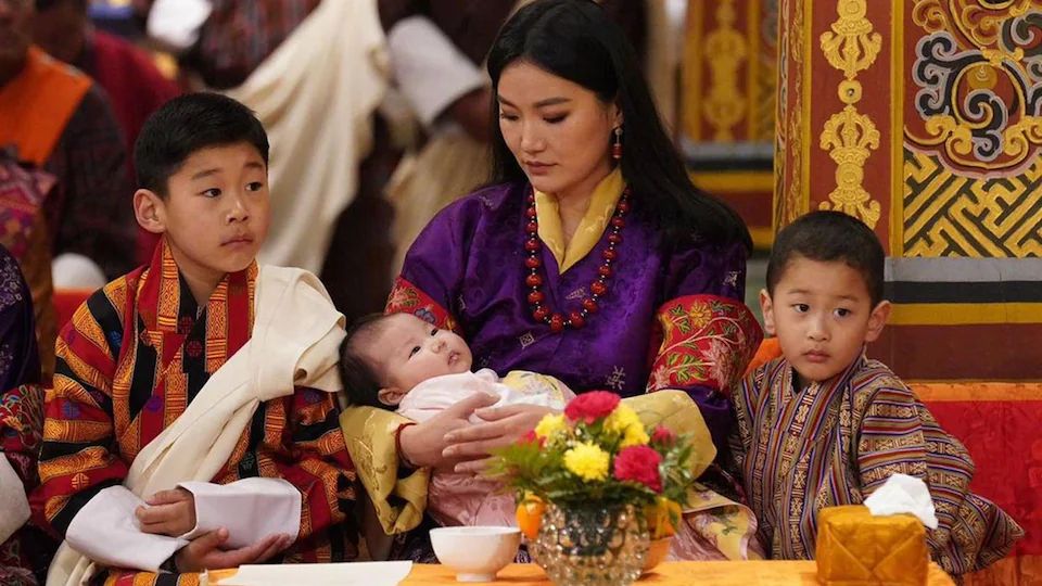 La benjamina de la familia en brazos de su mamá y rodeada de sus dos hermanos, Gyalsey Jigme Namgyel, heredero al trono de Bután y Jigme Ugyen Wangchuck