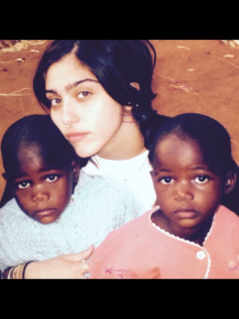 Lourdes León con sus hermanas gemelas