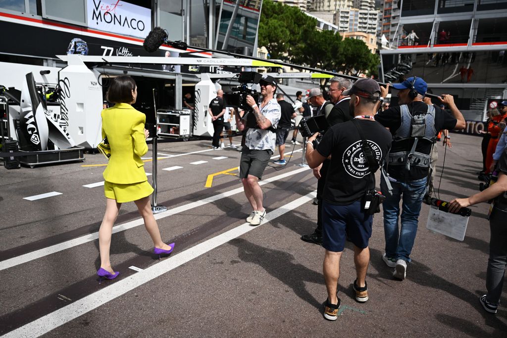 Lily Collins fue captada en medio de un rodaje en el Circuito de Mónaco.
