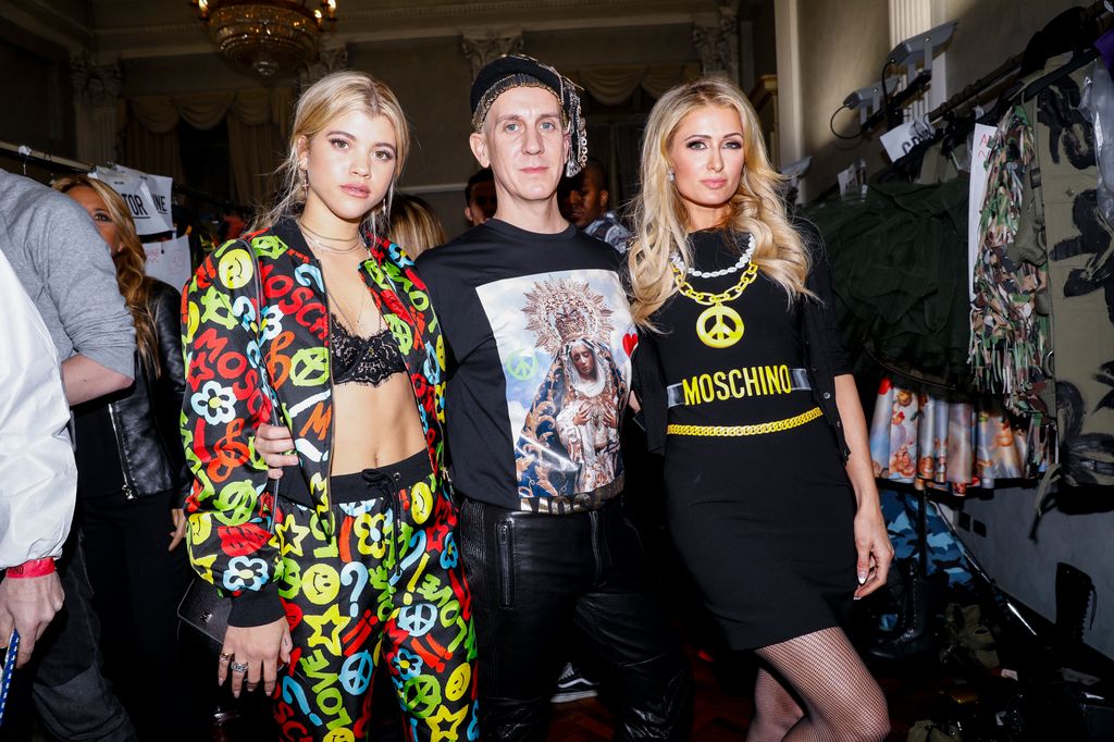 Sofia Richie Grainge, Jeremy Scott y Paris Hilton en la semana de la moda de Milán en 2017